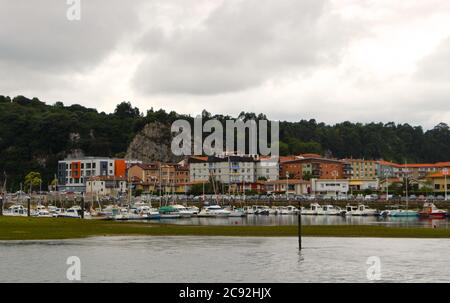 Die Marina in Ribadesella Asturias Spanien bei Ebbe an einem bewölkten Sommernachmittag Stockfoto
