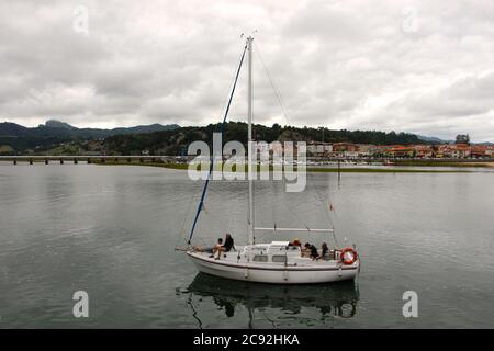 Kleine weiße Yacht kommt in Ribadesella Asturias Spanien entlang des Flusses Sella mit Motorleistung Stockfoto