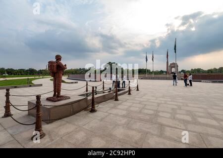 Statue eines Soldaten im National war Memorial in der Nähe von India Gate in Zentral-Delhi Stockfoto