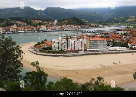 Landschaftsansicht von einem Hügel auf der Stadtbrücke Und Strand am Fluss Sella Ribadesella Asturias Spanien Stockfoto