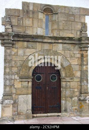 Haupteingang mit Doppeltüren zur Ermita de la virgen de guia Ribadesella Asturias Spanien Stockfoto