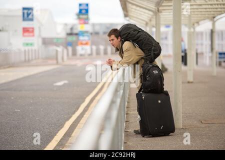 Glasgow, Schottland, Großbritannien. Juli 2020. Im Bild: Passagiere, die den Flughafen Glasgow nutzen. Jet2 Holidays storniert heute alle Flüge nach Teneriffa, Fuerteventura, Gran Canaria, Lanzarote, Mallorca, Menorca und Ibiza, nachdem das Auswärtige Amt von nicht-wesentlichen Reisen auf die Inseln abgeraten hat. Quelle: Colin Fisher/Alamy Live News Stockfoto
