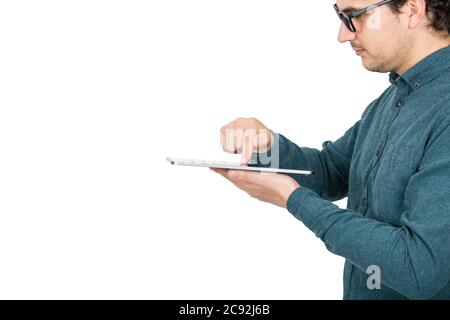 Nahaufnahme Porträt zufrieden jungen Mann Student mit einem PC-Tablet für das Studium Projekt. Modernes Bildungskonzept. Geschäftsmann trägt Brille, arbeitet von h Stockfoto