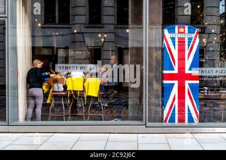 Kunden im Gordon Ramsay’s Street Pizza Restaurant, London, England. Stockfoto