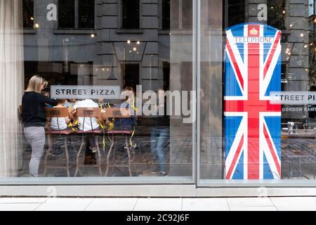 Kunden im Gordon Ramsay’s Street Pizza Restaurant, London, England. Stockfoto