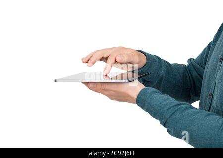 Nahaufnahme Person Hände mit einem PC-Tablet, wie die Gadget-Display isoliert auf weißem Hintergrund mit Kopierplatz drücken. Moderne Technik und Bildung c Stockfoto