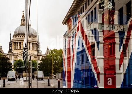 St Paul's Cathedral spiegelt sich in EINEM Restaurantfenster an EINEM wolkigen Tag, London, England. Stockfoto