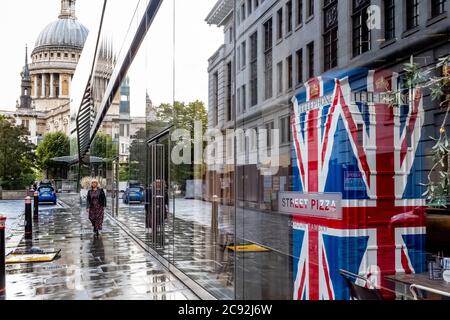 St Paul's Cathedral spiegelt sich in EINEM Restaurantfenster an EINEM wolkigen Tag, London, England. Stockfoto