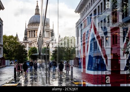 St Paul's Cathedral spiegelt sich in EINEM Restaurantfenster an EINEM wolkigen Tag, London, England. Stockfoto