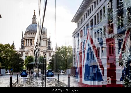 St Paul's Cathedral spiegelt sich in EINEM Restaurantfenster an EINEM wolkigen Tag, London, England. Stockfoto