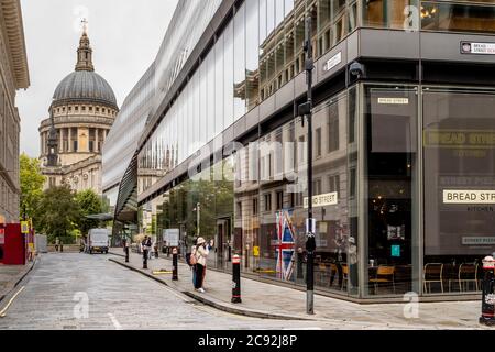 Gordon Ramsay's Street Pizza Restaurant mit St. Paul's Cathedral im Hintergrund, London, England. Stockfoto