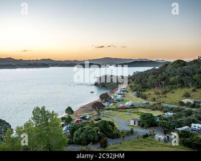 Blick über den Puriri Bay Campground des Department of Conservation in der neuseeländischen Inselbucht. Stockfoto