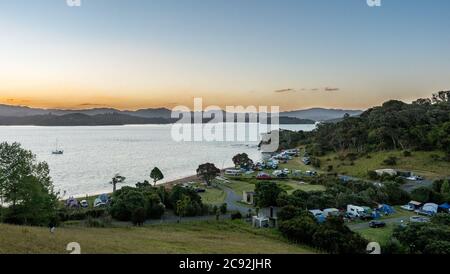 Blick über den Puriri Bay Campground des Department of Conservation in der neuseeländischen Inselbucht. Stockfoto