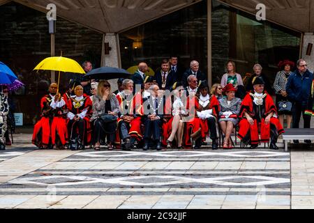 Eine Gruppe von Londoner Mayors in Zeremonialkostüm beim Pearly Kings and Queens Annual Harvest Festival im Guildhall Yard, London, England. Stockfoto