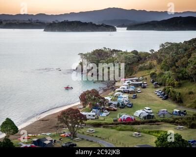 Blick über den Puriri Bay Campground des Department of Conservation in der neuseeländischen Inselbucht. Stockfoto