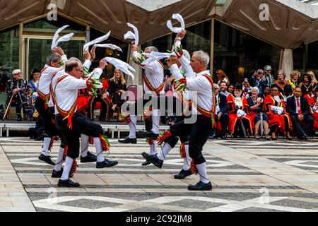 Chingford Morris Tänzer treten beim Pearly Kings and Queens Annual Harvest Festival auf, das im Guildhall Yard, London, England, stattfindet. Stockfoto