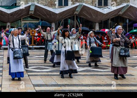 Pandemonium Dummers treten beim Pearly Kings and Queens Annual Harvest Festival auf, das im Guildhall Yard, London, England, stattfindet. Stockfoto