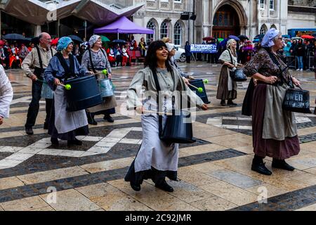 Pandemonium Dummers treten beim Pearly Kings and Queens Annual Harvest Festival auf, das im Guildhall Yard, London, England, stattfindet. Stockfoto