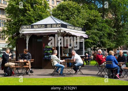 Edinburgh, Schottland, Großbritannien. Juli 2020. 28 Business und Tourismus langsam wieder in die Geschäfte und Straßen von Edinburgh Stadtzentrum. Die Öffentlichkeit kehrt zurück, um Café in East Princes Street Gardens zu genießen, die vor kurzem nach Landschaftsbau und Entwässerung Verbesserungen wieder eröffnet haben. Iain Masterton/Alamy Live News Stockfoto