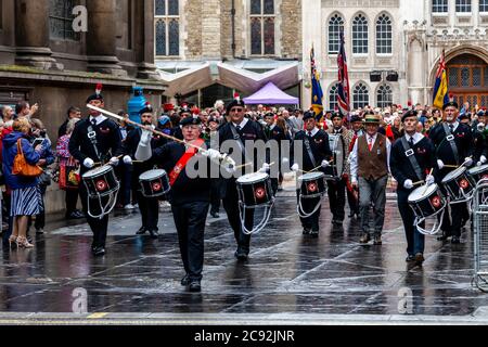 Eine Militärmusikkapelle ist beim Pearly Kings and Queens Annual Harvest Festival im Guildhall Yard, London, England, zu Gast. Stockfoto