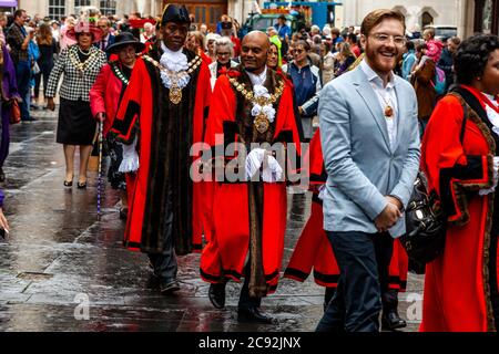 London Mayors machen ihren Weg zur Bow Bells Church für den jährlichen Pearly Kings and Queens Harvest Festival Service, London, England. Stockfoto