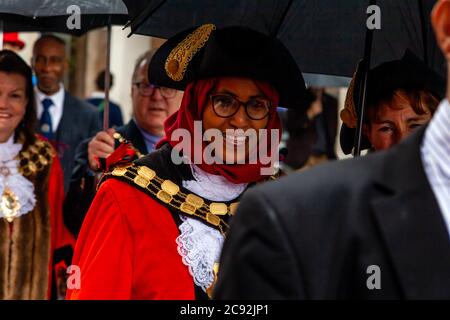 London Mayors machen ihren Weg zur Bow Bells Church für den jährlichen Pearly Kings and Queens Harvest Festival Service, London, England. Stockfoto