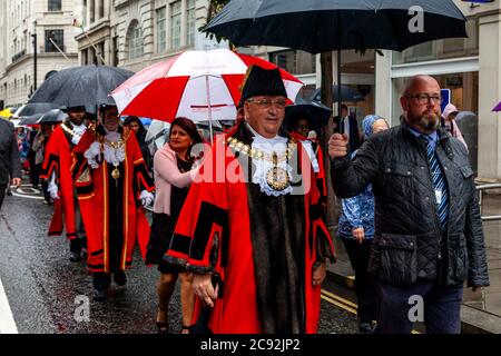 London Mayors machen ihren Weg zur Bow Bells Church für den jährlichen Pearly Kings and Queens Harvest Festival Service, London, England. Stockfoto