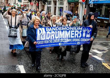 Die Pandemonium Drummers machen sich auf den Weg zur Bow Bells Church für den jährlichen Pearly Kings and Queens Harvest Festival Service, London, England. Stockfoto