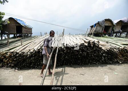 28. Juli 2020, Guwahati, Assam, Indien: Ein Bambusverkäufer arrangiert Bambus, um während der Unlock 2.0 in Guwahati zu verkaufen. (Bild: © David Talukdar/ZUMA Wire) Stockfoto