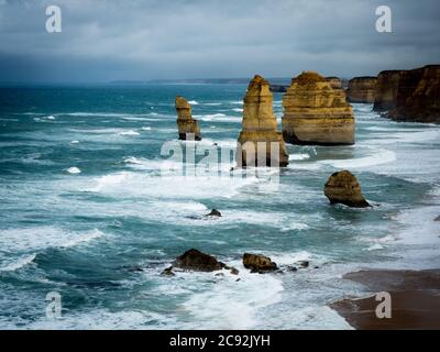 Die 12 Apostel stehen hoch wie die mächtigen pazifik-Crashies an Land entlang der Great Ocean Road melbourne Stockfoto