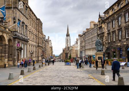 Edinburgh, Schottland, Großbritannien. Juli 2020. 28 Business und Tourismus kehren langsam in die Geschäfte und Straßen des Stadtzentrums von Edinburgh zurück.Blick auf die Royal Mile in der Altstadt, die zu dieser Jahreszeit noch viel ruhiger als normal ist. Iain Masterton/Alamy Live News Stockfoto