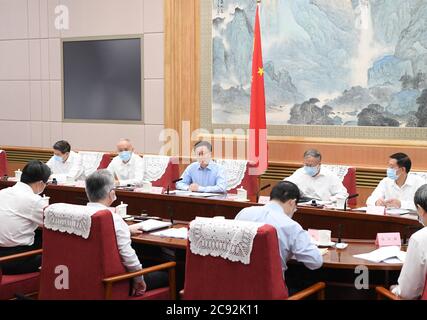 Peking, China. Juli 2020. Der chinesische Vizepremierminister Han Zheng, auch Mitglied des Ständigen Ausschusses des Politbüros des Zentralkomitees der Kommunistischen Partei Chinas, leitet ein Treffen einer führenden Gruppe für die koordinierte Entwicklung der Region Peking-Tianjin-Hebei in Peking, der Hauptstadt Chinas, am 28. Juli 2020. Quelle: Shen Hong/Xinhua/Alamy Live News Stockfoto