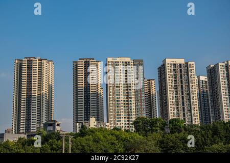 Chongqing, China - August 2019 : Hochhaus-Wohnwohnungen und -Gebäude am Hang Stockfoto