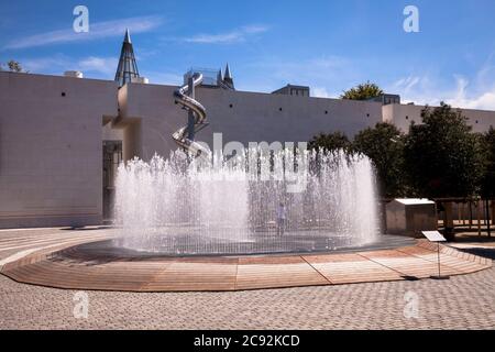 Brunnen vor der Kunst- und Ausstellungshalle der Bundesrepublik Deutschland, Bonn, Nordrhein-Westfalen, Deutschland. Springbrunnen vor de Kuns Stockfoto
