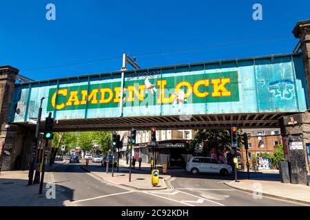 Alte Eisenbahn Brücke über Chalk Farm Road am Camden Lock mit einem "Trompe l ' oeil" Bild des Künstlers John Bulley Stockfoto