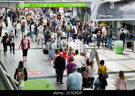 Dortmund, 28. Juli 2020: Passagiere am Flughafen Dortmund tragen vor der Sicherheitskontrolle Gesichtsmasken im Abflugterminal. --- Dortmund, 28.07.2020: Flughafen Dortmund, Passagiere tragen Mund-Nasschutz im Terminal Abflug vor dem Security Check. Stockfoto