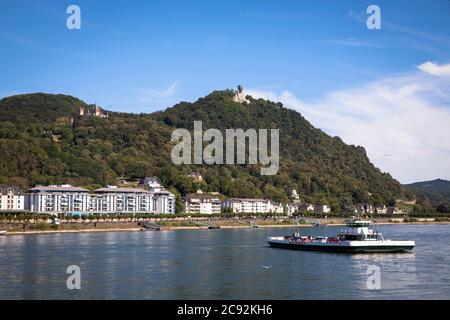 Drachenfels Berg mit Burg und Ruine Drachenburg oberhalb Königswinter, Autofähre auf Rhein, Nordrhein-Westfalen, Deutschland. Drachenfels mit Stockfoto