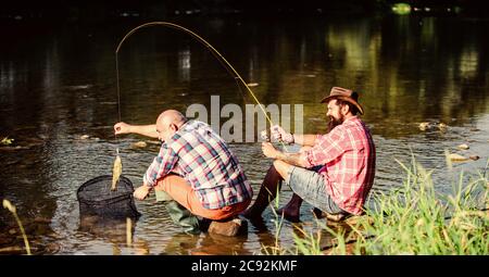 Schwarzmarkt Kaviar. Wilderer angeln. Trap für Fische. Männer sitzen am Flußufer mit Angelausrüstung. Die illegale Jagd Kaviar. Auszüge Eier vom Stör gefangen. Die wilderei Kriminalität und Lizenz. Stockfoto