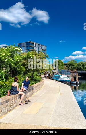 Auf dem Treidelpfad am Regent's Canal nahe King's Cross, London, Großbritannien, plaudern und entspannen Stockfoto