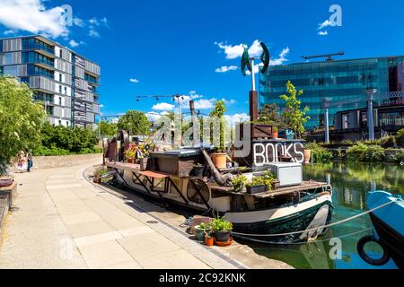 Wort auf dem Wasser schwimmende Buchladen auf einem Lastkahn, der Regent's Canal in der Nähe von Kings Cross, London, UK Stockfoto