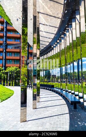 Spiegelstruktur im Gasholder Park in King's Cross, London, Großbritannien Stockfoto