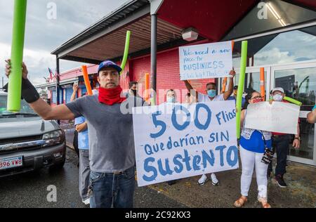 Juni 28, 2020. Lynn, MA. Die Lynn Way Merchants Association protestiert vor dem LynnMart. Eine Autokolonne namens Cancel Räumungen Caravan fuhr um 24 Uhr Stockfoto