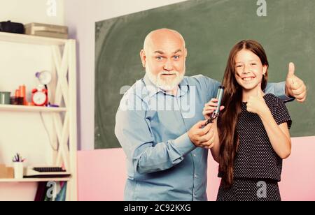 Erfolgreiche Forschung. Kleines Mädchen Wetterdach mit Lupe Rohr. Schule. Zoologie - entomologie Mikroskopie. Studium der Käfer Insekten. coleopterology Wissenschaft Probe. Senior Teacher Hirsch-Käfer. Stockfoto