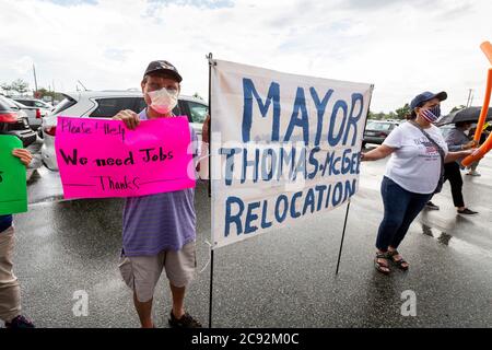 Juni 28, 2020. Lynn, MA. Die Lynn Way Merchants Association protestiert vor dem LynnMart. Eine Autokolonne namens Cancel Räumungen Caravan fuhr um 24 Uhr Stockfoto