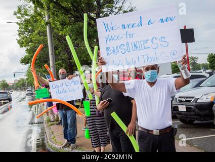 Juni 28, 2020. Lynn, MA. Die Lynn Way Merchants Association protestiert vor dem LynnMart. Eine Autokolonne namens Cancel Räumungen Caravan fuhr um 24 Uhr Stockfoto