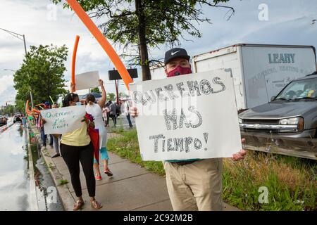 Juni 28, 2020. Lynn, MA. Die Lynn Way Merchants Association protestiert vor dem LynnMart. Eine Autokolonne namens Cancel Räumungen Caravan fuhr um 24 Uhr Stockfoto