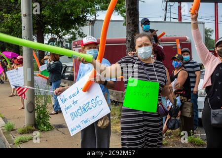 Juni 28, 2020. Lynn, MA. Die Lynn Way Merchants Association protestiert vor dem LynnMart. Eine Autokolonne namens Cancel Räumungen Caravan fuhr um 24 Uhr Stockfoto