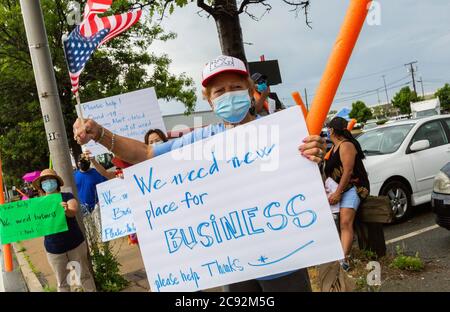 Juni 28, 2020. Lynn, MA. Die Lynn Way Merchants Association protestiert vor dem LynnMart. Eine Autokolonne namens Cancel Räumungen Caravan fuhr um 24 Uhr Stockfoto