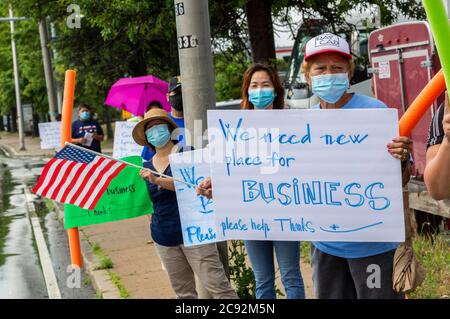 Juni 28, 2020. Lynn, MA. Die Lynn Way Merchants Association protestiert vor dem LynnMart. Eine Autokolonne namens Cancel Räumungen Caravan fuhr um 24 Uhr Stockfoto