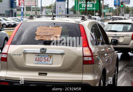 Juni 28, 2020. Lynn, MA. Die Lynn Way Merchants Association protestiert vor dem LynnMart. Eine Autokolonne namens Cancel Räumungen Caravan fuhr um 24 Uhr Stockfoto